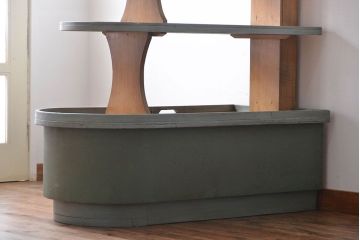 レトロ家具　アンティーク　昭和レトロな雑貨店の古い商品陳列棚(飾り棚)