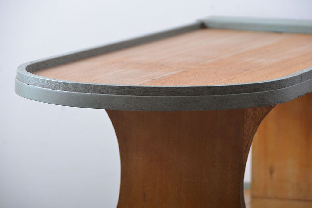 レトロ家具　アンティーク　昭和レトロな雑貨店の古い商品陳列棚(飾り棚)