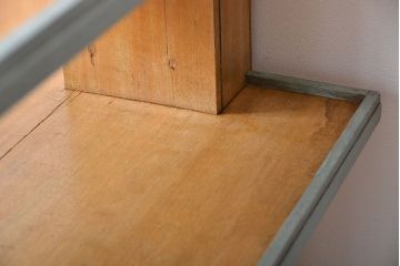 レトロ家具　アンティーク　昭和レトロな雑貨店の古い商品陳列棚(飾り棚)