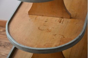 レトロ家具　アンティーク　昭和レトロな雑貨店の古い商品陳列棚(飾り棚)