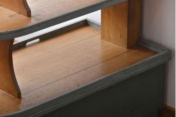 レトロ家具　アンティーク　昭和レトロな雑貨店の古い商品陳列棚(飾り棚)