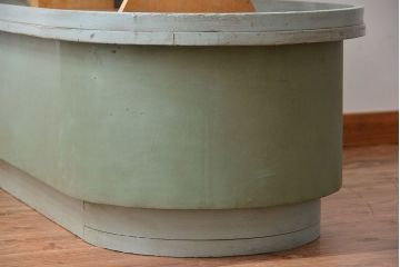 レトロ家具　アンティーク　昭和レトロな雑貨店の古い商品陳列棚(飾り棚)