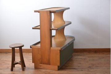 レトロ家具　アンティーク　昭和レトロな雑貨店の古い商品陳列棚(飾り棚)