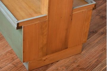 レトロ家具　アンティーク　昭和レトロな雑貨店の古い商品陳列棚(飾り棚)