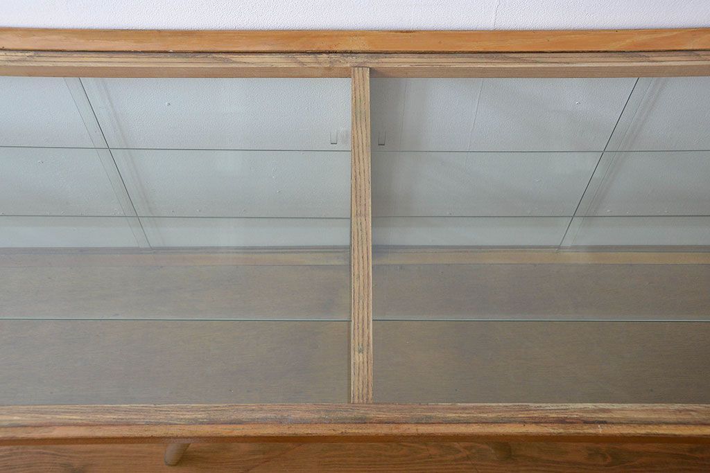 アンティーク家具　アンティーク　古いナラ材の大きな脚付きガラスケース(1)