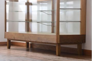 アンティーク家具　アンティーク　古いナラ材の大きな脚付きガラスケース(1)