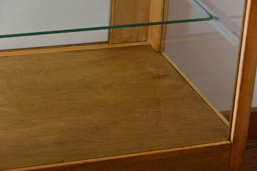 アンティーク家具　アンティーク　古いナラ材の大きな脚付きガラスケース(1)