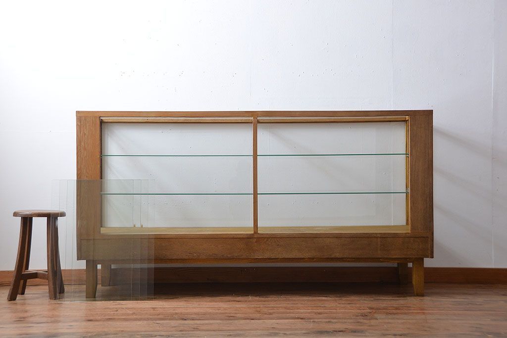 アンティーク家具　アンティーク　古いナラ材の大きな脚付きガラスケース(1)