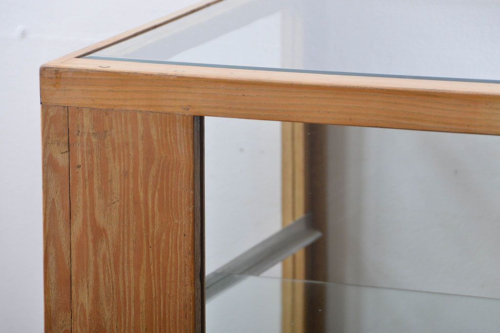 アンティーク家具　アンティーク　古いナラ材の大きな脚付きガラスケース(1)