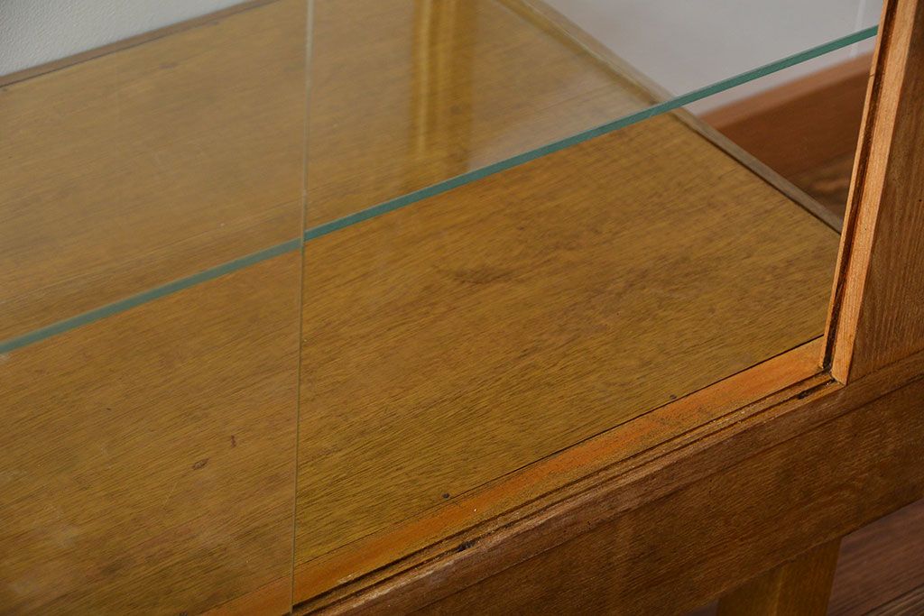 アンティーク家具　アンティーク　古いナラ材の大きな脚付きガラスケース(1)