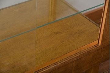 アンティーク家具　アンティーク　古いナラ材の大きな脚付きガラスケース(1)