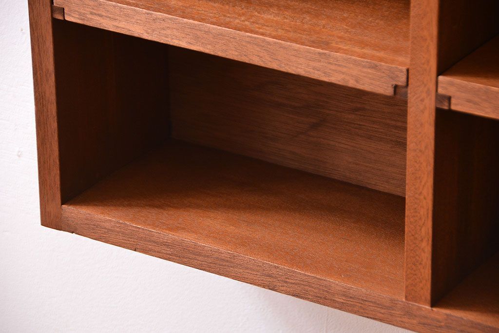 アンティーク家具　アンティーク　シンプルでナチュラルなマス目壁掛け飾り棚