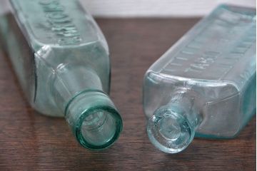 アンティーク雑貨　イギリスアンティーク　おしゃれな小瓶2つセット