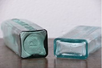 アンティーク雑貨　イギリスアンティーク　おしゃれな小瓶2つセット