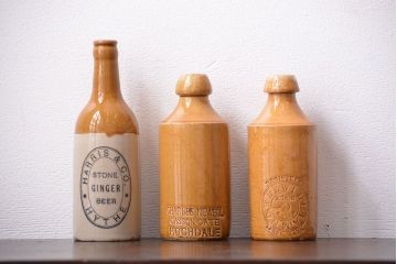 アンティーク雑貨　イギリスアンティーク　オシャレな陶器ビールボトル3つセット