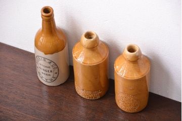 アンティーク雑貨　イギリスアンティーク　オシャレな陶器ビールボトル3つセット