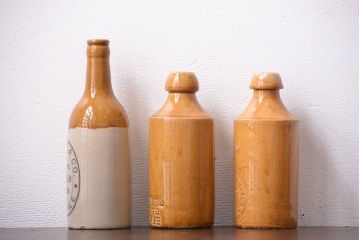 アンティーク雑貨　イギリスアンティーク　オシャレな陶器ビールボトル3つセット