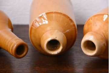 アンティーク雑貨　イギリスアンティーク　オシャレな陶器ビールボトル3つセット