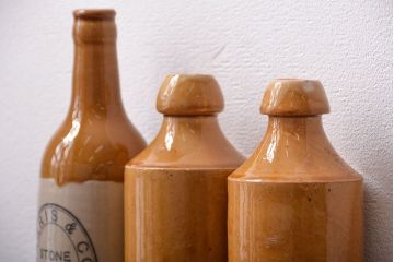 アンティーク雑貨　イギリスアンティーク　オシャレな陶器ビールボトル3つセット