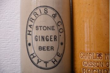 アンティーク雑貨　イギリスアンティーク　オシャレな陶器ビールボトル3つセット