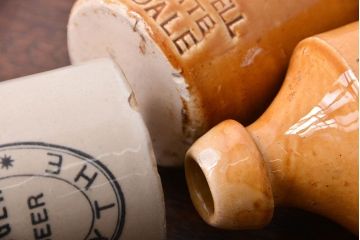 アンティーク雑貨　イギリスアンティーク　オシャレな陶器ビールボトル3つセット