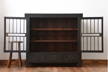 アンティーク家具　アンティーク　和モダン　艶消しブラック塗装のガラス戸水屋箪笥