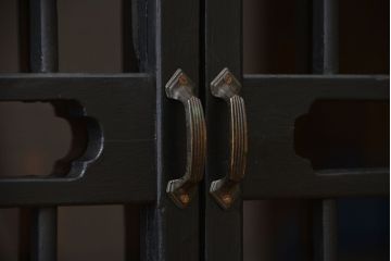 アンティーク家具　アンティーク　和モダン　艶消しブラック塗装のガラス戸水屋箪笥