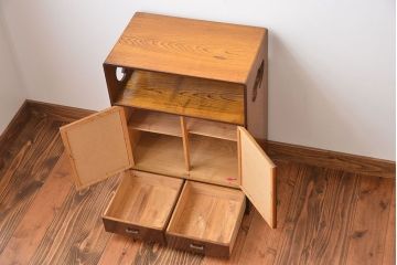 アンティーク家具　アンティーク　引き出し・飾り棚付きの和風な前面桑材の収納棚