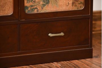 アンティーク家具　アンティーク　引き出し・飾り棚付きの和風な前面桑材の収納棚