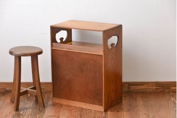 アンティーク家具　アンティーク　引き出し・飾り棚付きの和風な前面桑材の収納棚