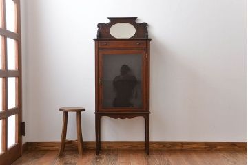 アンティーク家具　イギリスアンティーク　小さなガラスケースキャビネット