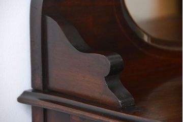 アンティーク家具　イギリスアンティーク　小さなガラスケースキャビネット