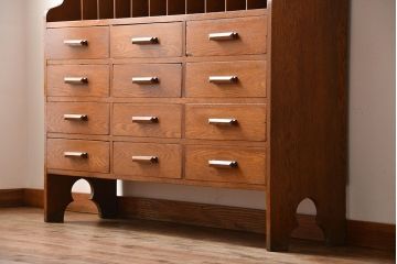 アンティーク家具　イギリスアンティーク　書類棚付き!オーク材の高級16杯引き出し