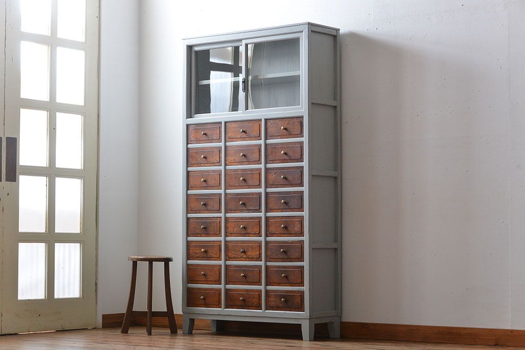 アンティーク家具　アンティークペイント　ガラス引き戸収納棚付き24杯小引き出し