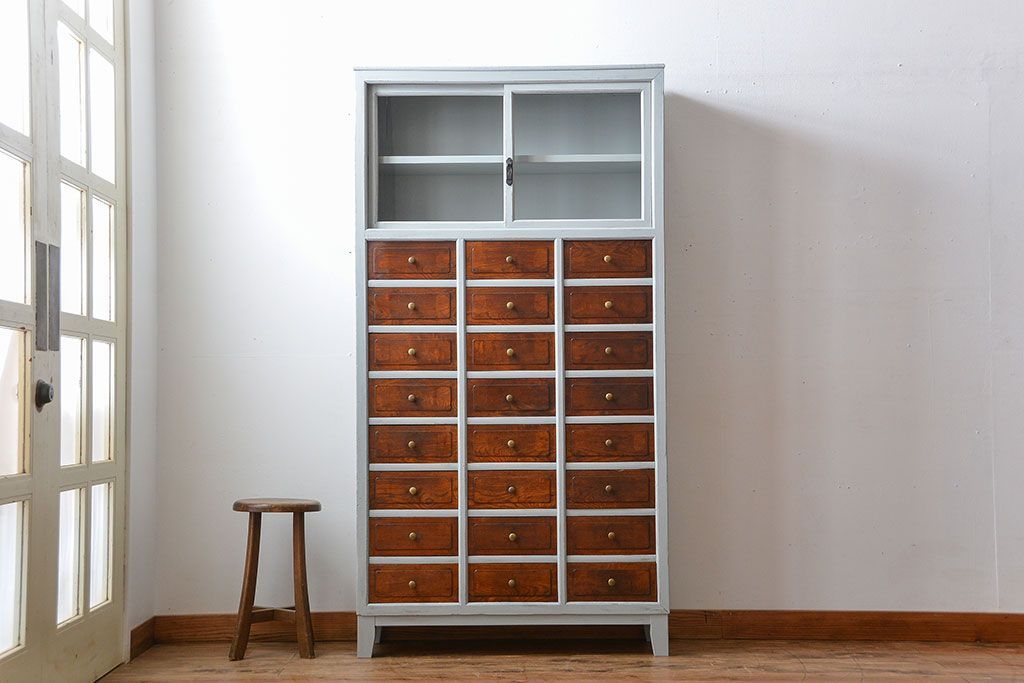 アンティーク家具　アンティークペイント　ガラス引き戸収納棚付き24杯小引き出し