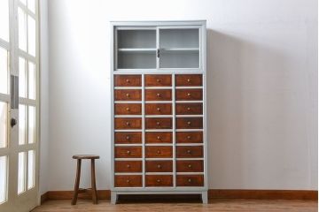 アンティーク家具　アンティークペイント　ガラス引き戸収納棚付き24杯小引き出し