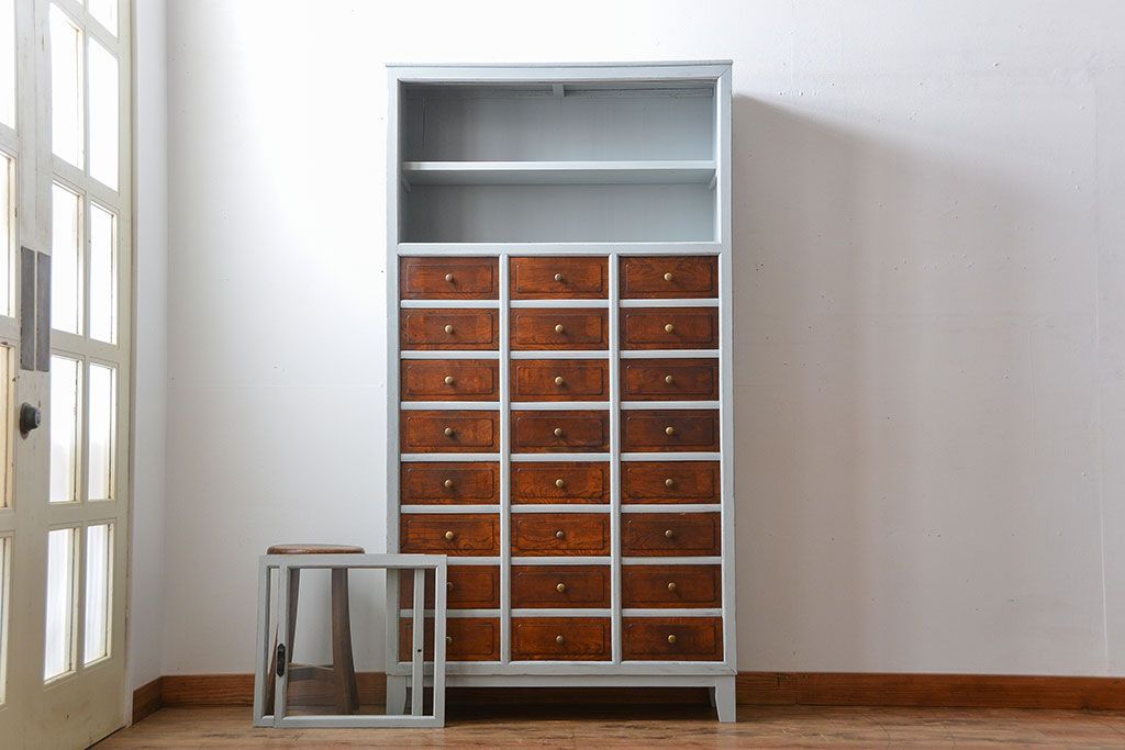 アンティーク家具　アンティークペイント　ガラス引き戸収納棚付き24杯小引き出し