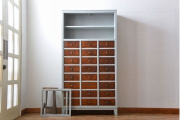 アンティーク家具　アンティークペイント　ガラス引き戸収納棚付き24杯小引き出し