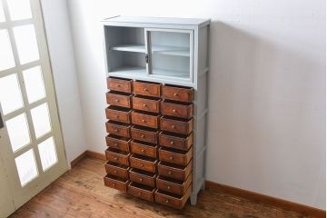 アンティーク家具　アンティークペイント　ガラス引き戸収納棚付き24杯小引き出し