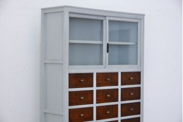 アンティーク家具　アンティークペイント　ガラス引き戸収納棚付き24杯小引き出し