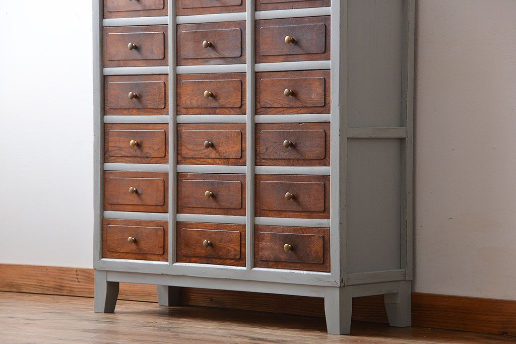 アンティーク家具　アンティークペイント　ガラス引き戸収納棚付き24杯小引き出し