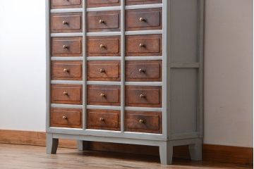 アンティーク家具　アンティークペイント　ガラス引き戸収納棚付き24杯小引き出し