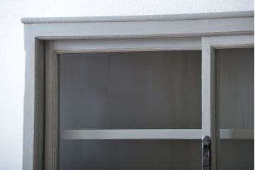 アンティーク家具　アンティークペイント　ガラス引き戸収納棚付き24杯小引き出し