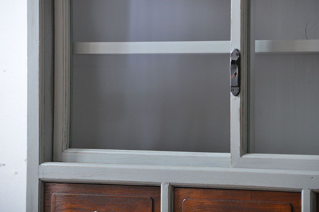 アンティーク家具　アンティークペイント　ガラス引き戸収納棚付き24杯小引き出し