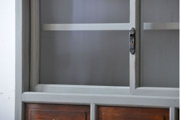 アンティーク家具　アンティークペイント　ガラス引き戸収納棚付き24杯小引き出し
