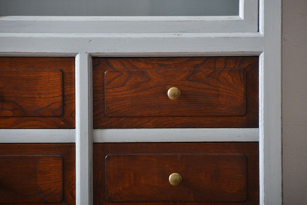 アンティーク家具　アンティークペイント　ガラス引き戸収納棚付き24杯小引き出し