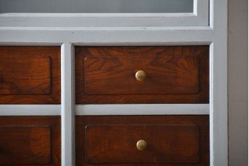 アンティーク家具　アンティークペイント　ガラス引き戸収納棚付き24杯小引き出し