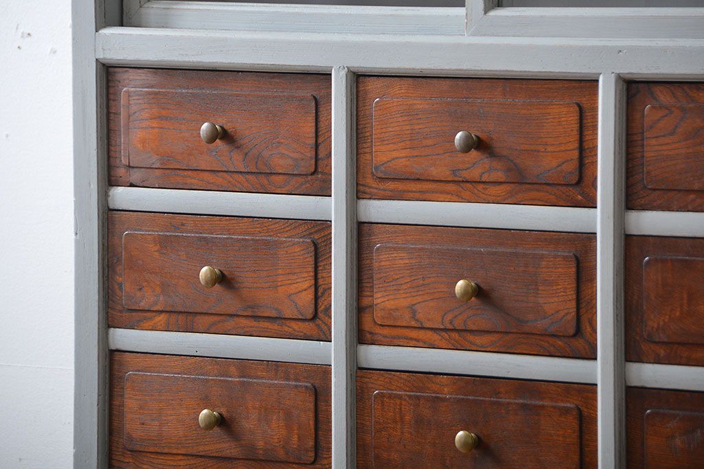 アンティーク家具　アンティークペイント　ガラス引き戸収納棚付き24杯小引き出し