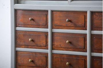 アンティーク家具　アンティークペイント　ガラス引き戸収納棚付き24杯小引き出し