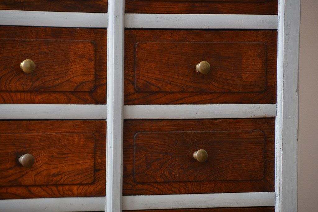 アンティーク家具　アンティークペイント　ガラス引き戸収納棚付き24杯小引き出し